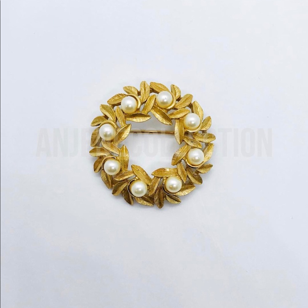 “Ivy Pearl” vintage brooch